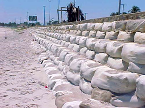 Barra-mar de sacos argamassados na praia do Sobral em Maceió/AL. 